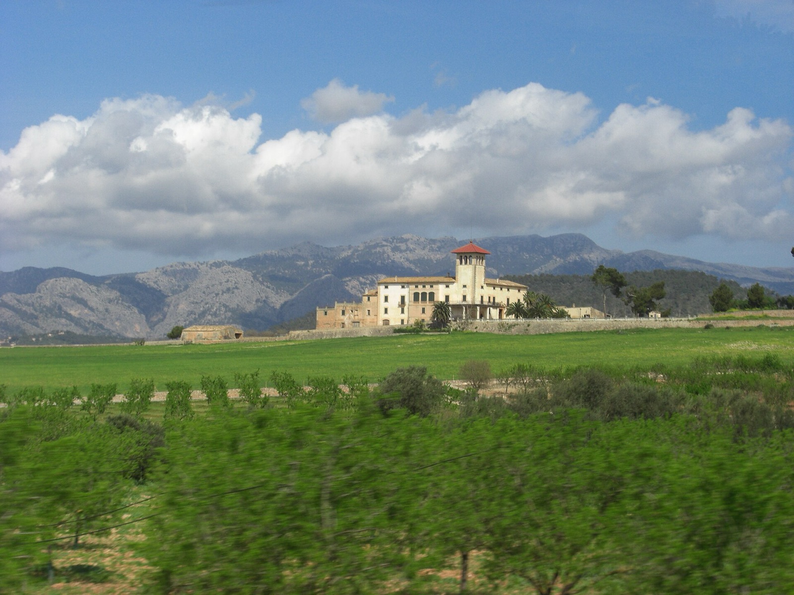 A finca among fields with the mountains behind